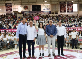 JAVIER LAMARQUE RESPALDA HISTÓRICA ENTREGA DE BECAS A ESTUDIANTES DE CAJEME