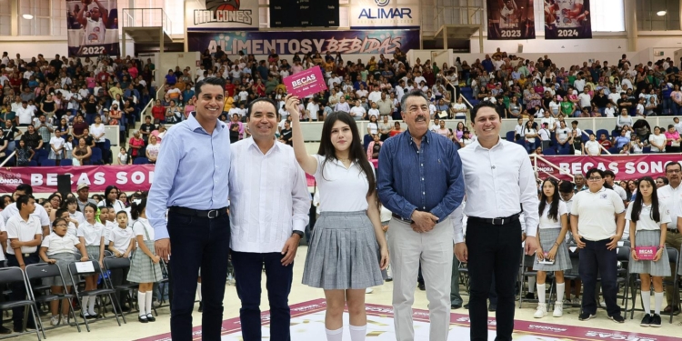 JAVIER LAMARQUE RESPALDA HISTÓRICA ENTREGA DE BECAS A ESTUDIANTES DE CAJEME