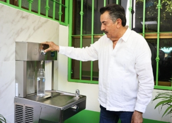 INAUGURA JAVIER LAMARQUE BEBEDERO PÚBLICO EN EDIFICIO DE OOMAPASC