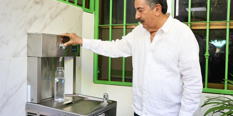 INAUGURA JAVIER LAMARQUE BEBEDERO PÚBLICO EN EDIFICIO DE OOMAPASC