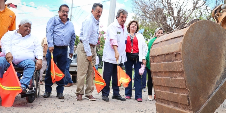 CONTINÚA JAVIER LAMARQUE CON MÁS OBRAS PARA EL BIENESTAR SOCIAL, DA BANDERAZO A PAVIMENTACIÓN, REHABILITACIÓN DE RED HIDROSANITARIA Y CONSTRUCCIÓN DE CRUCEROS