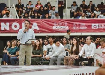 ACOMPAÑA JAVIER LAMARQUE AL GOBERNADOR ALFONSO DURAZO EN ENTREGA DE BECAS UNIVERSITARIAS EN CAJEME