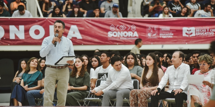 ACOMPAÑA JAVIER LAMARQUE AL GOBERNADOR ALFONSO DURAZO EN ENTREGA DE BECAS UNIVERSITARIAS EN CAJEME