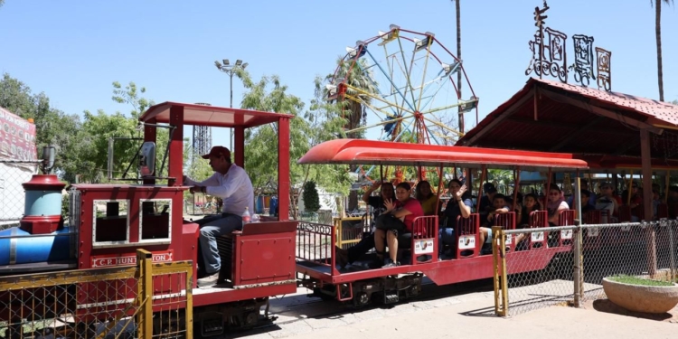 DISFRUTAN DEL PARQUE INFANTIL OSTIMURI NIÑAS Y NIÑOS DE ESPERANZA