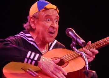 CARLOS VILLAGRÁN ‘KIKO’ CONTINÚA EN EL ESCENARIO A LOS 81 AÑOS Y REAPARECE EN SHOW EN PERÚ