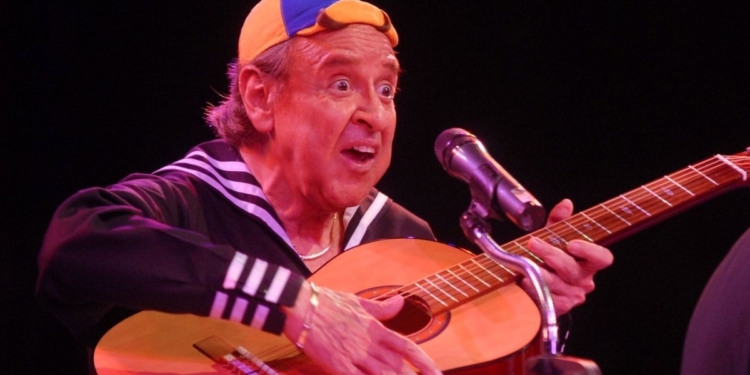 CARLOS VILLAGRÁN ‘KIKO’ CONTINÚA EN EL ESCENARIO A LOS 81 AÑOS Y REAPARECE EN SHOW EN PERÚ