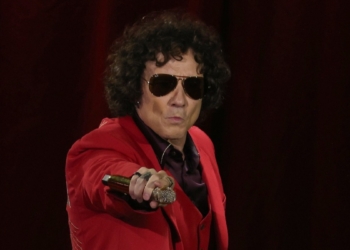 ENRIQUE BUNBURY ESTALLA CONTRA FAN POR GRABAR DURANTE CONCIERTO