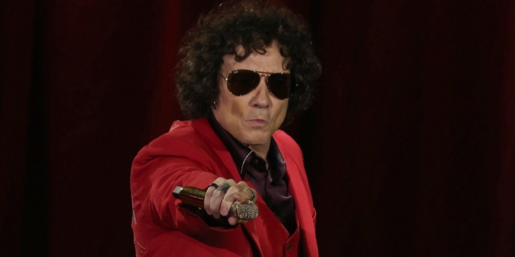 ENRIQUE BUNBURY ESTALLA CONTRA FAN POR GRABAR DURANTE CONCIERTO