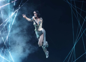 ¡IMPACTANTE! KATY PERRY CASI CAE AL VACÍO EN PLENO CONCIERTO