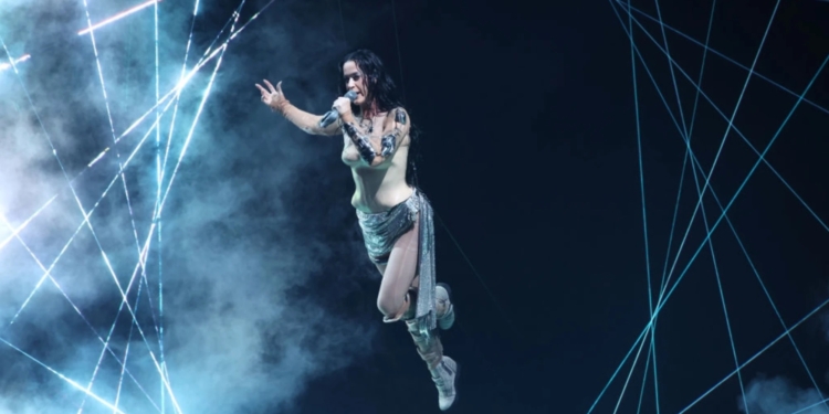 ¡IMPACTANTE! KATY PERRY CASI CAE AL VACÍO EN PLENO CONCIERTO
