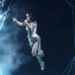 ¡IMPACTANTE! KATY PERRY CASI CAE AL VACÍO EN PLENO CONCIERTO