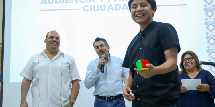 EN AUDIENCIA CIUDADANA APOYA JAVIER LAMARQUE A JOVEN MEDALLISTA SPEEDCUBING PARA QUE ASISTA A TORNEO NACIONAL