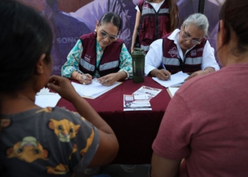 GOBERNADOR DURAZO CUMPLE A FAMILIAS DE LA COLONIA LAS PEREDAS CON SERVICIOS GRATUITOS DE “SONORA ATIENDE”