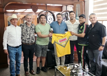 RECIBE JAVIER LAMARQUE EN CAJEME A LEYENDAS DEL BALOMPIÉ NACIONAL