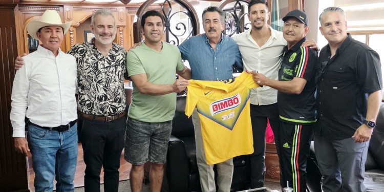 RECIBE JAVIER LAMARQUE EN CAJEME A LEYENDAS DEL BALOMPIÉ NACIONAL