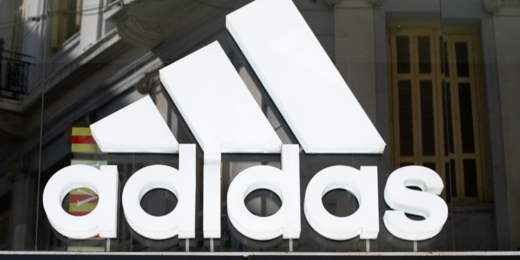 ADIDAS RECONOCE ERROR Y COMPENSARÁ A COMUNIDAD POR SANDALIAS “OAXACA SLIP ON”