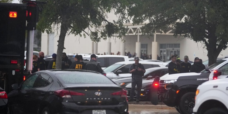 FRANCOTIRADOR ATACA CENTRO MIGRANTE EN DALLAS: 2 MUERTOS Y UN MEXICANO HERIDO