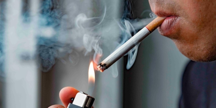 MULTARÁN A PADRES POR DEJAR FUMAR A SUS HIJOS MENORES  EN ESPAÑA  CON LA NUEVA LEY ANTITABACO