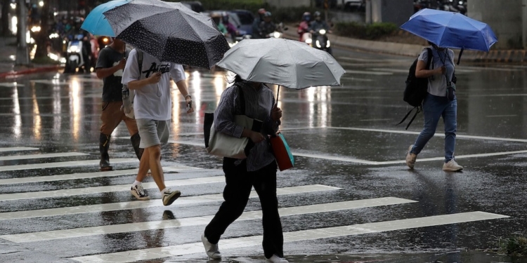 ALERTA MÁXIMA EN HONG KONG Y MACAO POR EL AVANCE DEL SÚPER TIFÓN RAGASA QUE DEJÓ TRES MUERTOS EN FILIPINAS
