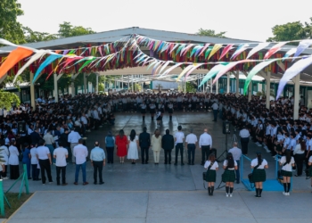 DA BIENVENIDA JAVIER LAMARQUE A ESTUDIANTES DEL CICLO ESCOLAR 2025-2026