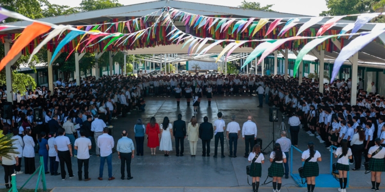 DA BIENVENIDA JAVIER LAMARQUE A ESTUDIANTES DEL CICLO ESCOLAR 2025-2026