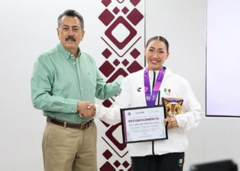 RECONOCE JAVIER LAMARQUE A LA ATLETA ANA CAROLINA HERRERA POR OBTENER MEDALLA DE ORO EN LOS JUEGOS PANAMERICANOS JUVENILES