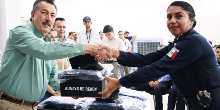 CAJEME REFUERZA A SU POLICÍA MUNICIPAL CON ENTREGA DE 1 MIL 400 UNIFORMES