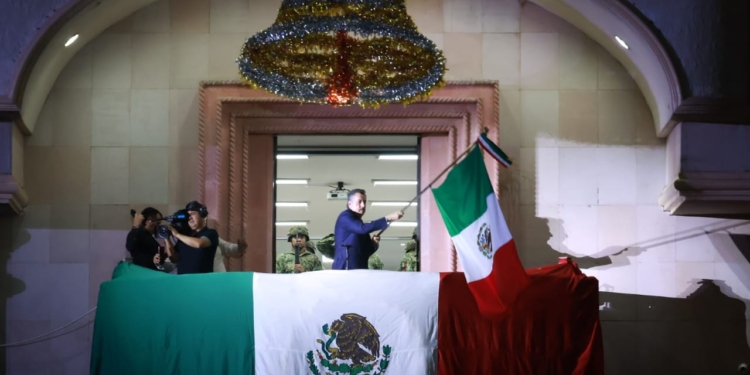 ENCABEZA PRESIDENTE MUNICIPAL JAVIER LAMARQUE CEREMONIA 215 DEL GRITO DE INDEPENDENCIA