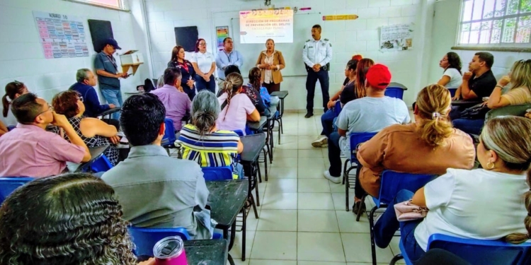 FORMAN COMITÉ DE SEGURIDAD ESCOLAR CON MADRES Y PADRES DE FAMILIA DEL COLEGIO REGIONAL DE MÉXICO