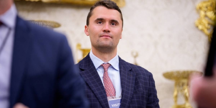 BALEAN A ACTIVISTA CHARLIE KIRK, ALIADO DE TRUMP; DIFUNDEN VIDEO
