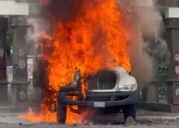 NORMALISTAS DE AYOTZINAPA VANDALIZAN EL CAMPO MILITAR 1 A; INCENDIAN CAMIÓN Y LANZAN PETARDOS