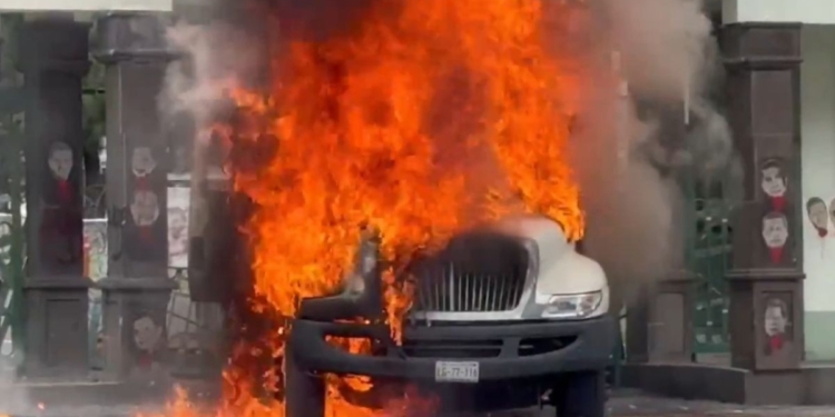 NORMALISTAS DE AYOTZINAPA VANDALIZAN EL CAMPO MILITAR 1 A; INCENDIAN CAMIÓN Y LANZAN PETARDOS