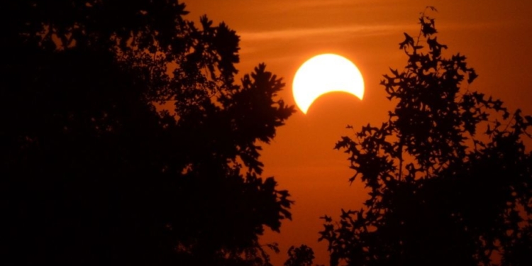 ASÍ PODRÁS VER EL ÚLTIMO ECLIPSE SOLAR DE 2025 EN MÉXICO; ESTO ES TODO LO QUE DEBES SABER