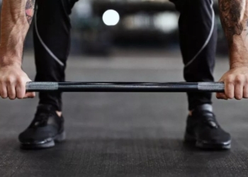 JOVEN SE DESMAYA TRAS LEVANTAR 220 KILOS EN PESO MUERTO EN EL GYM