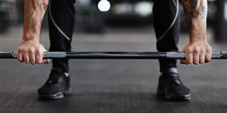 JOVEN SE DESMAYA TRAS LEVANTAR 220 KILOS EN PESO MUERTO EN EL GYM