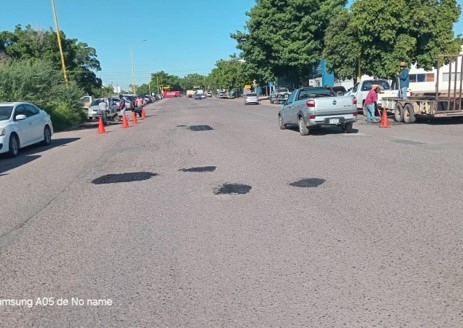 CONTINÚA PROGRAMA DE BACHEO EN DIVERSAS ZONAS DEL MUNICIPIO