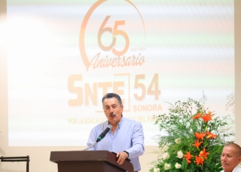 PRESIDE JAVIER LAMARQUE CEREMONIA DE ENTREGA DE BONO CONMEMORATIVO A JUBILADOS Y PENSIONADOS DE LA SECCIÓN 54 DEL SNTE