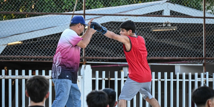 REALIZAN CLASE COMUNITARIA “BOXEANDO POR LA PAZ” EN LA COLONIA PRIMERO DE MAYO