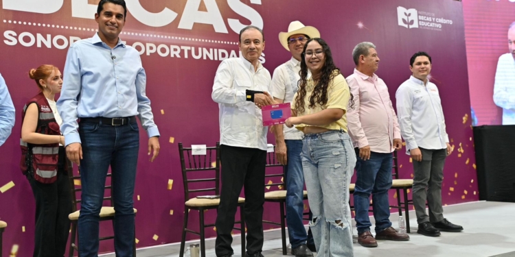 CON APOYOS PARA EL CAMPO, SALUD ESPECIALIZADA Y BECAS, GOBERNADOR DURAZO CUMPLE A FAMILIAS DEL SUR DE SONORA