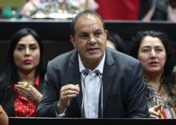 CAPTAN AL DIPUTADO CUAUHTÉMOC BLANCO JUGANDO PÁDEL DURANTE SESIÓN DE DIPUTADOS