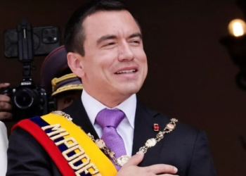 ATACAN A BALAZOS VEHÍCULO DEL PRESIDENTE DE ECUADOR, DANIEL NOBOA; SALE ILESO