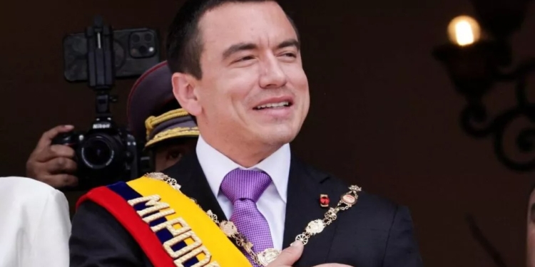 ATACAN A BALAZOS VEHÍCULO DEL PRESIDENTE DE ECUADOR, DANIEL NOBOA; SALE ILESO