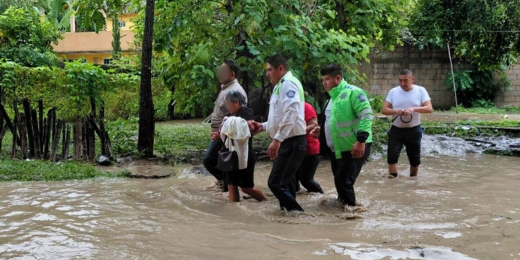 LLUVIAS EN VERACRUZ DEJAN UN POLICÍA MUERTO Y CAUSAN SEVERAS INUNDACIONES