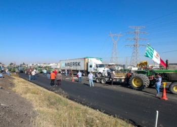 PROTESTA DE PRODUCTORES DE MAÍZ: CIERRAN CON CADENAS LA SEGOB Y HAY BLOQUEOS CARRETEROS