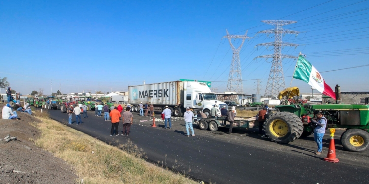 PROTESTA DE PRODUCTORES DE MAÍZ: CIERRAN CON CADENAS LA SEGOB Y HAY BLOQUEOS CARRETEROS