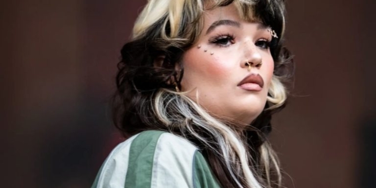 LOLA YOUNG CANCELA TODOS SUS SHOWS TRAS COLAPSAR EN FESTIVAL