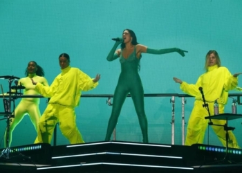 DUA LIPA SORPRENDE AL CANTAR ‘TU FALTA DE QUERER’ EN SU GIRA POR CHILE