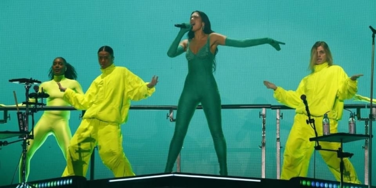 DUA LIPA SORPRENDE AL CANTAR ‘TU FALTA DE QUERER’ EN SU GIRA POR CHILE