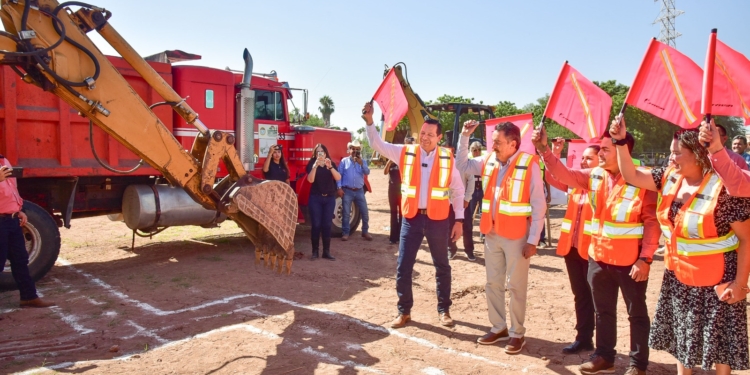 DA BANDERAZO JAVIER LAMARQUE A NUEVAS INSTALACIONES DEL SNTE 54 EN CAJEME
