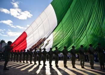 ENCABEZA JAVIER LAMARQUE IZAMIENTO DE BANDERA PARA CONMEMORAR EL 115 ANIVERSARIO DE LA REVOLUCIÓN MEXICANA